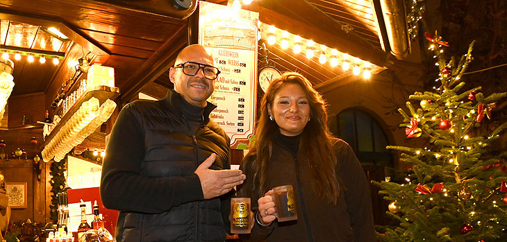 Charles Blume und Lilli Blume im Santa's Isarzauber im Innenhof der Praterinsel Müchen (©Foto: Ingrid Grossmann) 